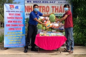 Trao quà cho thanh niên công nhân các khu nhà trọ 