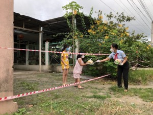 Hội đồng Đội huyện Dương Minh Châu: Tặng quà cho thiếu nhi trong khu vực phong toả 