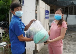 Tặng quà cho người dân trong khu phong tỏa 