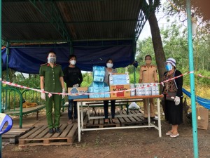 Hội Phụ nữ Công an thị xã Hòa Thành: Thăm, tặng quà các chốt kiểm soát phòng, chống dịch Covid-19 