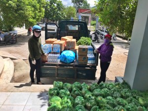 Phường Hiệp Tân: Hỗ trợ nhu yếu phẩm cho người dân chờ kết quả xét nghiệm tổng sàng lọc SARS-CoV-2 