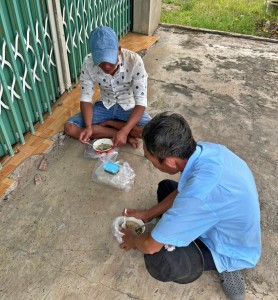 Phòng CSGT: Giúp đỡ hai chú cháu đi bộ từ TP.Hồ Chí Minh về Tây Ninh 