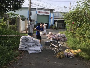 Phường Hiệp Tân: Tặng 300 phần quà cho người dân khu vực phong toả 