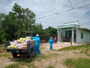 Tặng 150 phần quà cho các hộ gia đình khó khăn do dịch bệnh Covid-19 