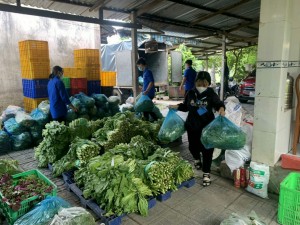 Tặng quà cho các hộ gia đình, công nhân hoàn cảnh khó khăn 