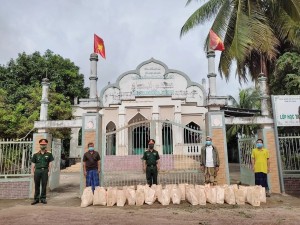 Tặng 40 phần quà cho đồng bào dân tộc thiểu số có hoàn cảnh khó khăn 