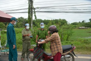 Sát cánh cùng nhân dân chống dịch 