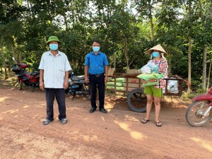 Hội Nông dân xã Phước Minh: Trao quà cho hội viên nông dân khó khăn 