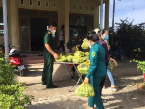 Đoàn Thanh niên xã Phước Bình tặng quà cho người dân có hoàn cảnh khó khăn do ảnh hưởng dịch bệnh Covid-19 