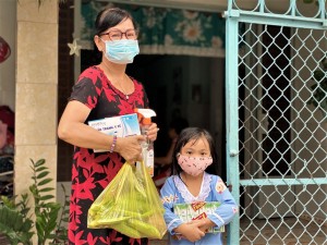 Vietinbank chi nhánh Tây Ninh: Tặng quà cho bà con khu phong toả 