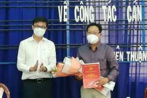 Trao Quyết định điều động cán bộ 