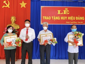 Thành ủy Tây Ninh: Trao Huy hiệu Đảng cho đảng viên Đảng bộ Phường IV và phường Ninh Thạnh 