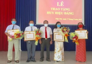 Trao Huy hiệu Đảng cho 4 đảng viên thuộc Đảng bộ phường Hiệp Tân 