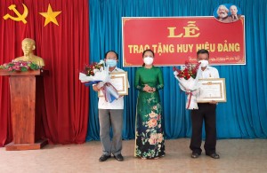 Thành ủy Tây Ninh: Trao Huy hiệu Đảng cho đảng viên ở phường Hiệp Ninh và xã Thạnh Tân 