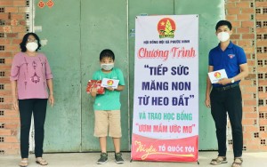 Hội đồng Đội xã Phước Ninh: Trao quà cho học sinh khó khăn 