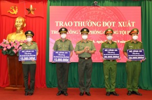 Trao thưởng đột xuất của Bộ Công an, UBND tỉnh cho các tập thể và cá nhân xuất sắc trong đấu tranh phòng, chống tội phạm 