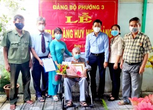 Phó Bí thư Tỉnh uỷ Nguyễn Mạnh Hùng trao Huy hiệu Đảng tại phường 3 