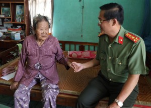 Giám đốc Công an Tây Ninh thăm gia đình các Mẹ Việt Nam anh hùng trên địa bàn huyện Châu Thành - Báo Tây Ninh Online