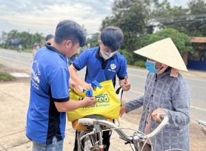 Tặng quà cho người có hoàn cảnh khó khăn - Báo Tây Ninh Online