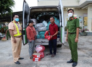 Cảnh sát giao thông Công an Tây Ninh: Bắt xe 16 chỗ vận chuyển hơn 350 kg pháo nhập lậu - Báo Tây Ninh Online