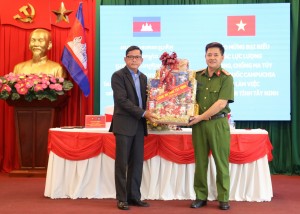 Công an Tây Ninh: Trao đổi tình hình công tác đấu tranh, phòng ngừa tội phạm ma tuý với đoàn đại biểu Vương quốc Campuchia - Báo Tây Ninh Online