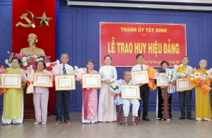 Thành uỷ Tây Ninh: Trao Huy hiệu Đảng cho 60 đảng viên - Báo Tây Ninh Online