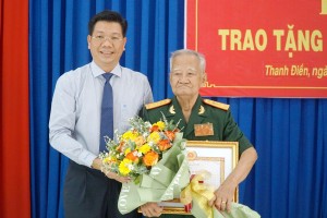 Phó Bí thư Tỉnh uỷ Nguyễn Mạnh Hùng: Trao Huy hiệu 75 năm tuổi Đảng - Báo Tây Ninh Online