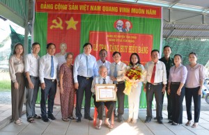 Ông Võ Văn Sớm- Chủ nhiệm Uỷ ban Kiểm tra Tỉnh uỷ: Trao Huy hiệu 75 năm tuổi Đảng cho đảng viên tại Tân Châu - Báo Tây Ninh Online