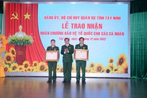 Đảng ủy, Bộ CHQS tỉnh: Tổ chức lễ trao Huân chương Bảo vệ Tổ quốc cho 17 cá nhân - Báo Tây Ninh Online