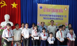 Tây Ninh: Trao tặng học bổng cho các nữ sinh có thành tích học giỏi trong các gia đình sinh 2 con một bề là gái - Báo Tây Ninh Online