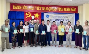 Châu Thành: Trao tặng sổ bảo hiểm xã hội cho người có hoàn cảnh khó khăn - Báo Tây Ninh Online