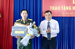 Bí thư Đảng uỷ Khối Cơ quan và Doanh nghiệp tỉnh:                                    Trao Huy hiệu 40 năm tuổi Đảng cho đảng viên