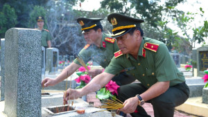 Bộ Tư lệnh Cảnh vệ về nguồn, dâng hương tri ân các anh hùng liệt sĩ
