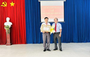 Hoà Thành: Trao tặng Huy hiệu 50 và 45 năm tuổi Đảng