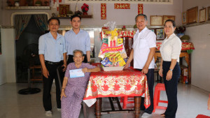 Bí thư Huyện uỷ Gò Dầu thăm, tặng quà gia đình chính sách