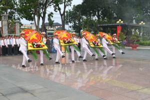 Lãnh đạo tỉnh viếng Nghĩa trang liệt sĩ Trà Võ