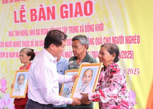 Quyền Chủ tịch UBND tỉnh Nguyễn Hồng Thanh:                                    Dự lễ bàn giao 21 căn nhà trong chương trình xoá nhà tạm, nhà dột nát tại huyện Châu Thành